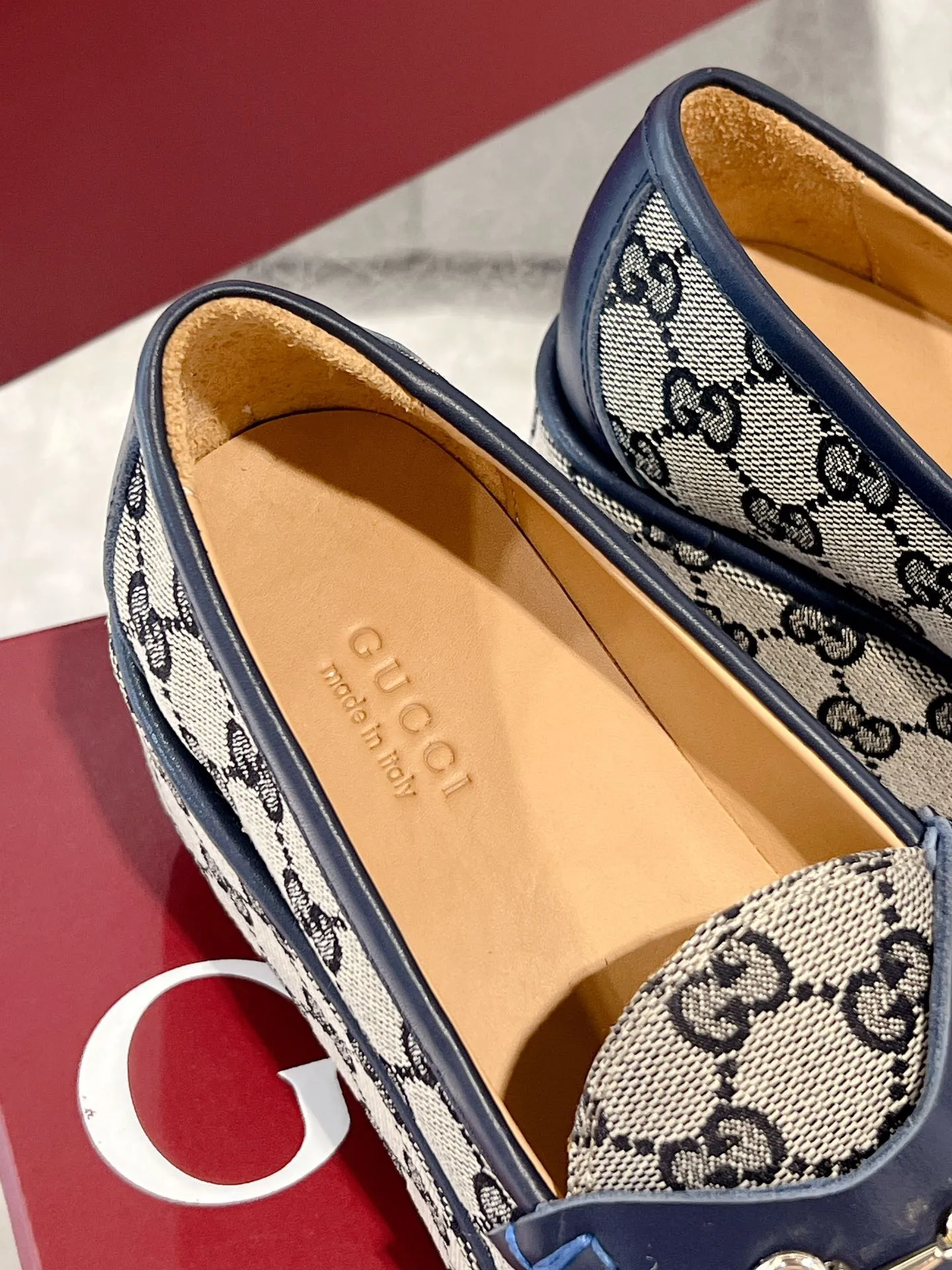 👟👟Ex-factory price 640👟👟 Leather surface 💰Gucci’s latest women’s horsebit wedge loafers ❗️❗️ Original purchase, development and production. The brand’s classic elements inject timeless style into this exquisite horsebit loafer. Glossy leather is paired with light gold-tone hardware. Wedge detailing adds a personal touch to a classic style. Original customized cowhide. Original customized soft sheepskin lining. Original molded leather with rubber outsole. Bottom thickness: 2.5CM in the front and 5cm in the back. Number of yards: 35-41 (custom-made 40 and 41 are non-refundable)
